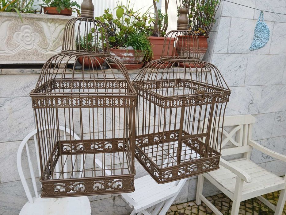 Duas gaiolas douradas decorativas