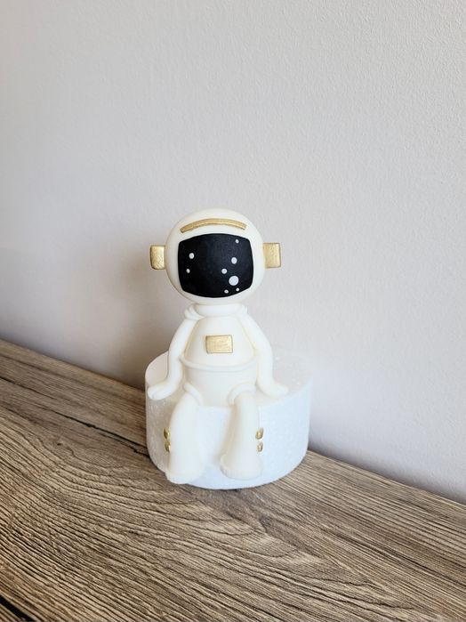 Kosmonauta z masy cukrowej dekoracja tortu