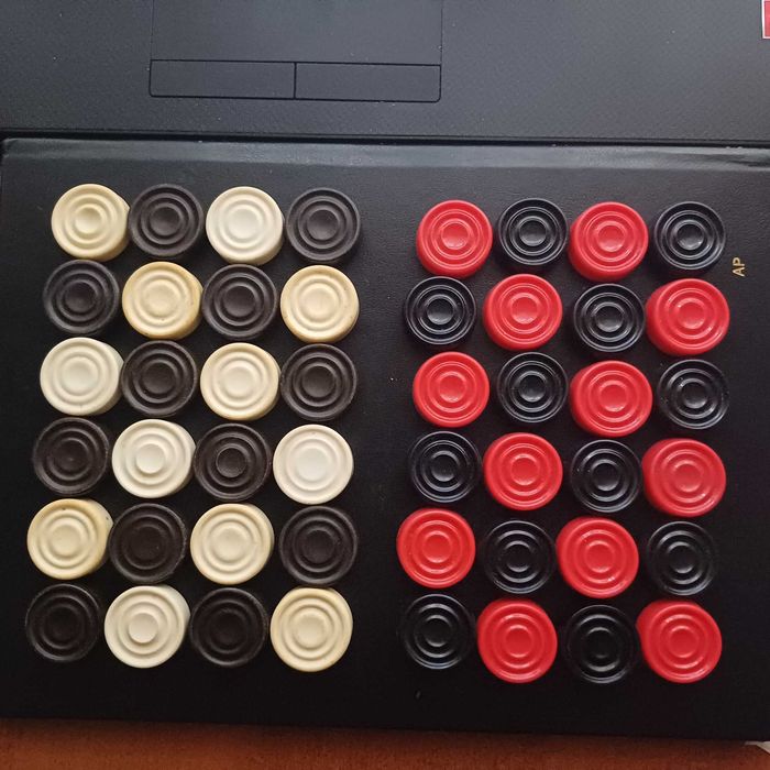 Шашки  черные, белые из СССР, комплект игра