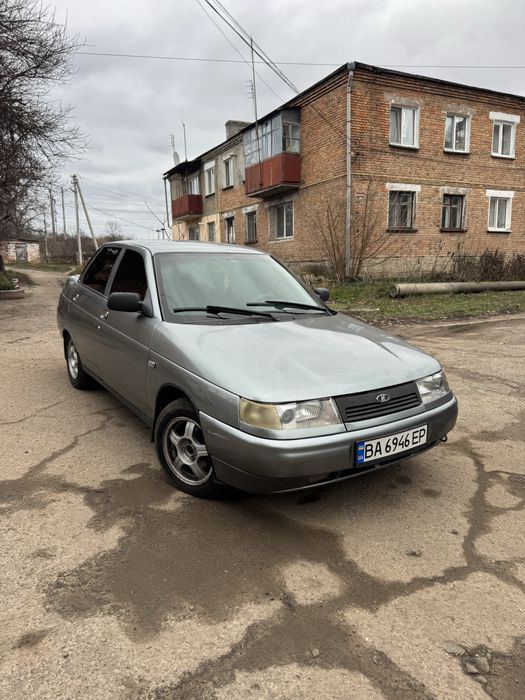 Продам ваз 2110 на гідро підсилювачі керма з газом 4 покоління,двигун 1.6 8 клапанний робить гарно,ходова не гремить,електрика працює.По кузову рижиків немає по днищу є некритичні питання.З документами є номер власника він проживає у місті я продаю по тех.паспорту тому така і ціна.Торг є але мінімальний і тільки біля капоту