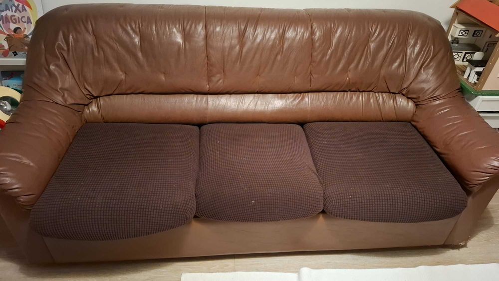 Sofá-cama 3 lugares em napa – 50€