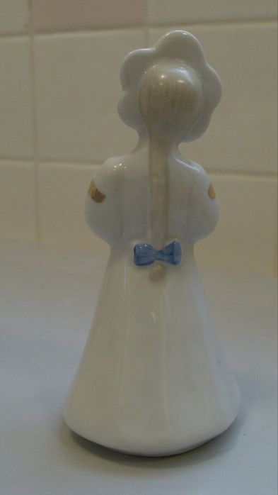 Фарфоровая статуэтка «Катюша» с голубем