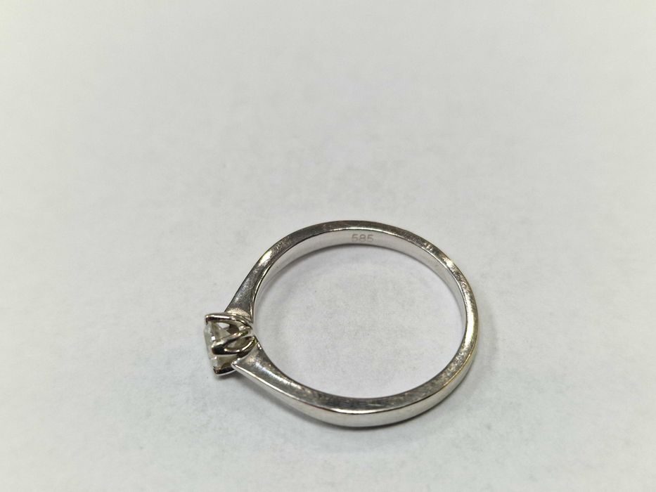 KRUK! Złoty pierścionek/ 585/ 2.23 gram/ R12/ 0.20 CT/ białe złoto