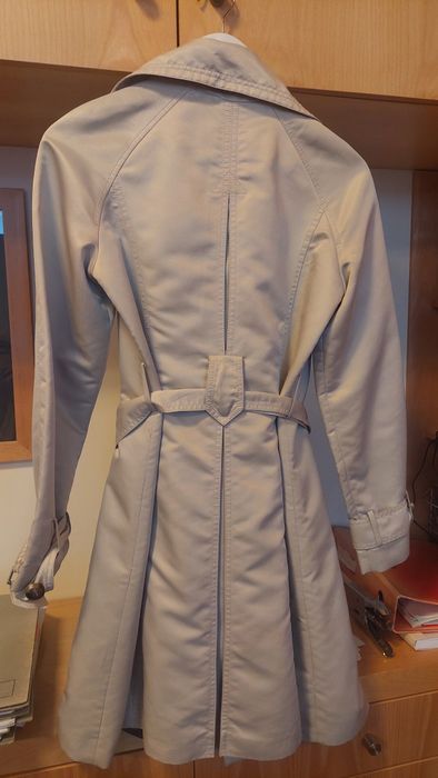 Gabardina nova, média,  forrada, com botões,  cinto.