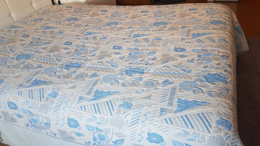 Colcha casal, reversível em tom branco e azul
