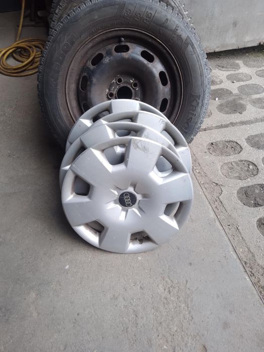 Stalowe felgi z kolpakami Audi i oponami