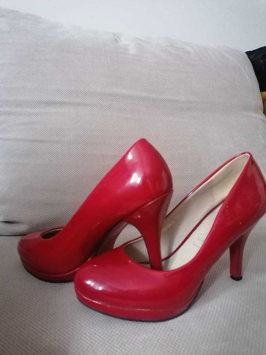 Czerwone buty na obcasie.