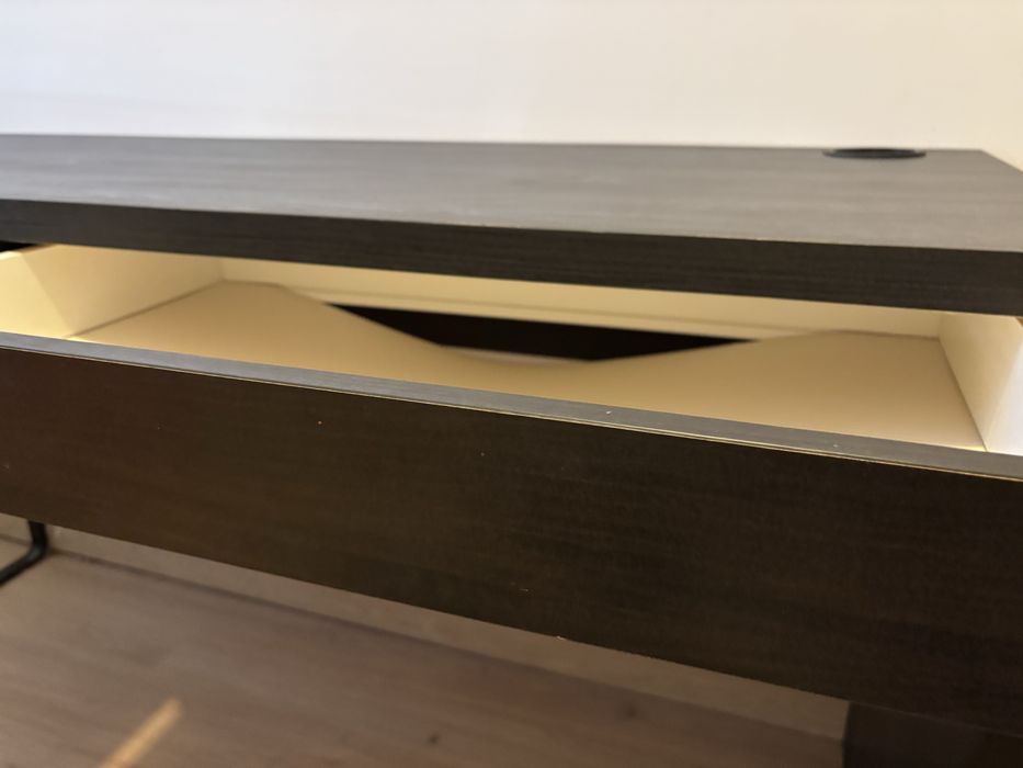 Secretária em preto IKEA