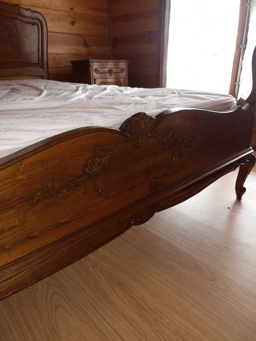 Cama e cabeceiras trabalhadas em madeira