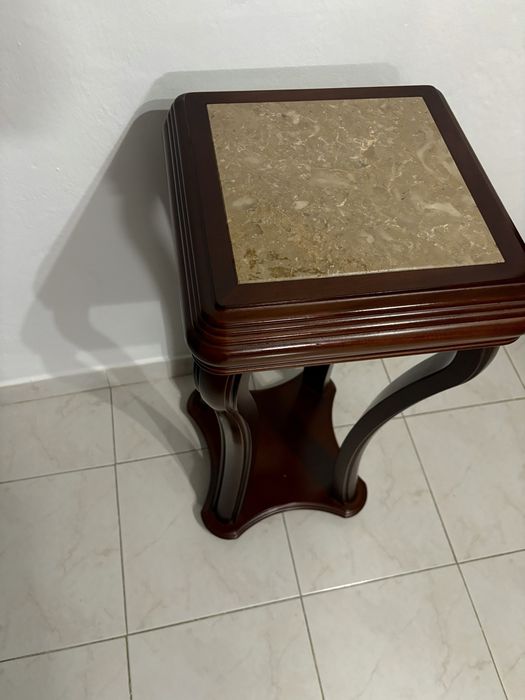 Mesa de apoio com tampo em mármore
