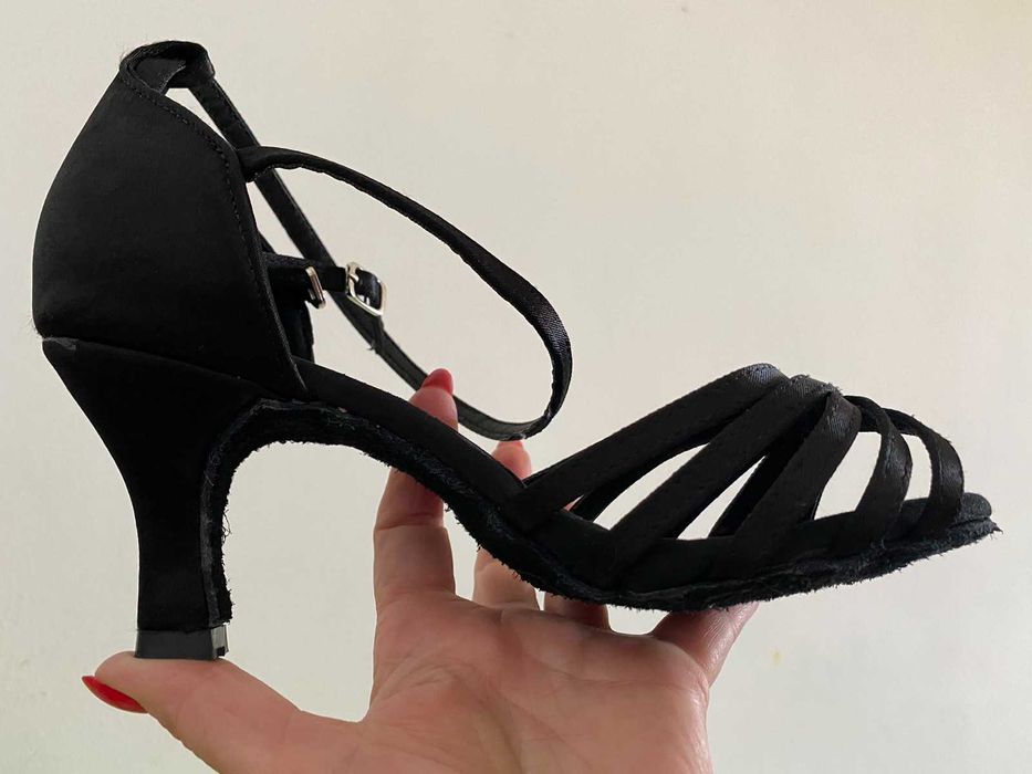 Iталiйськi чорнi босонiжки для бальних танцiв на паркетi