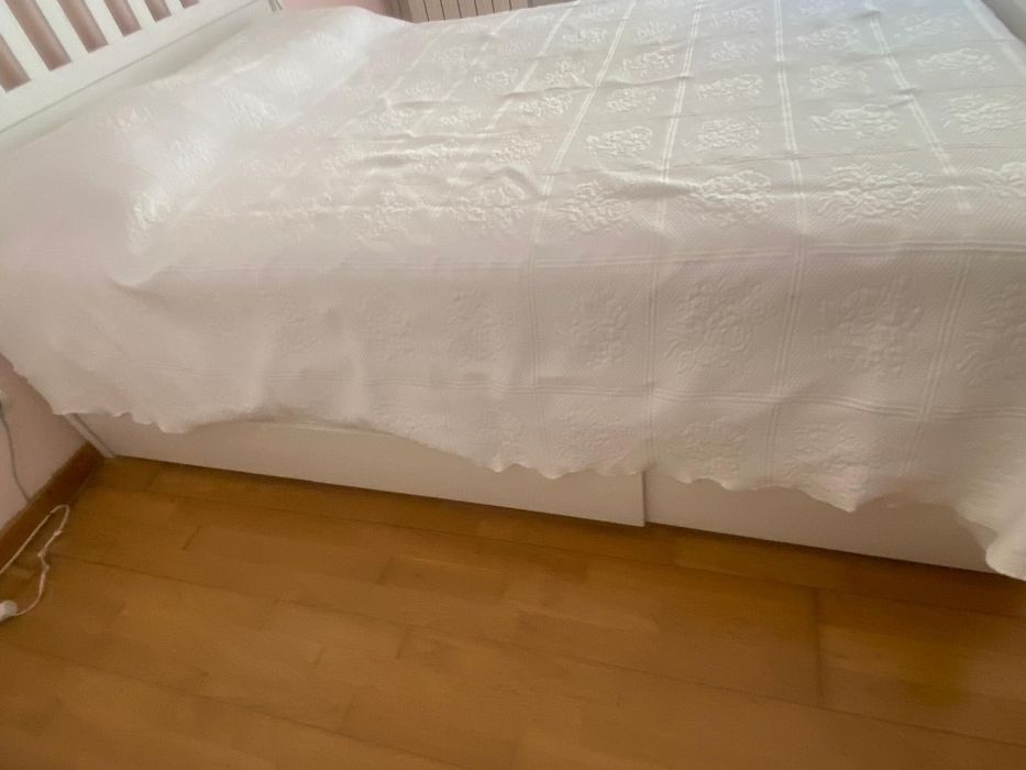 Cama de casal com gavetas para armazenamento