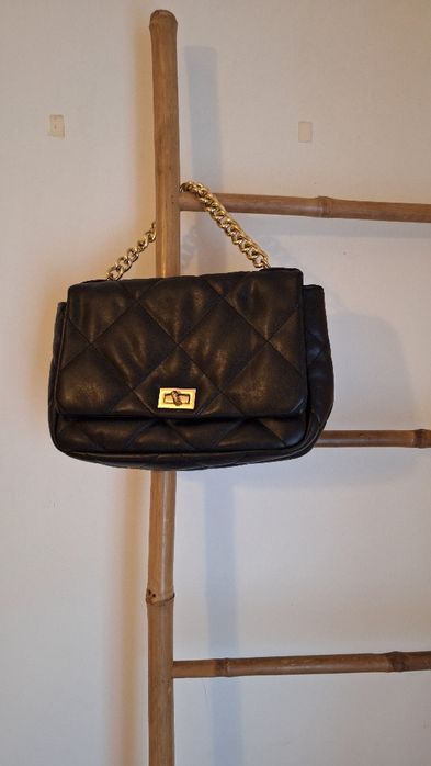 Carteira preta com corrente dourada