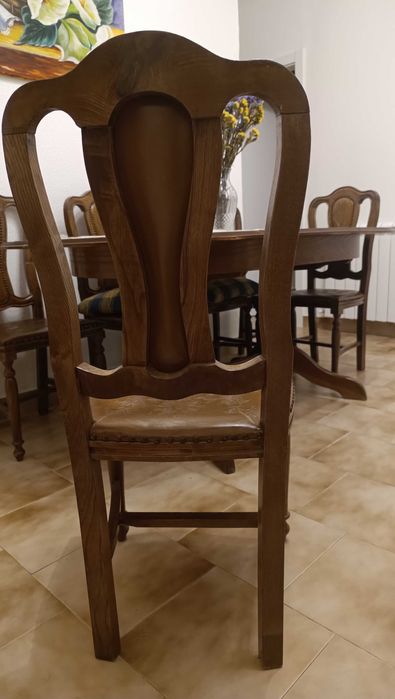 Conjunto de mesa e 6 cadeiras