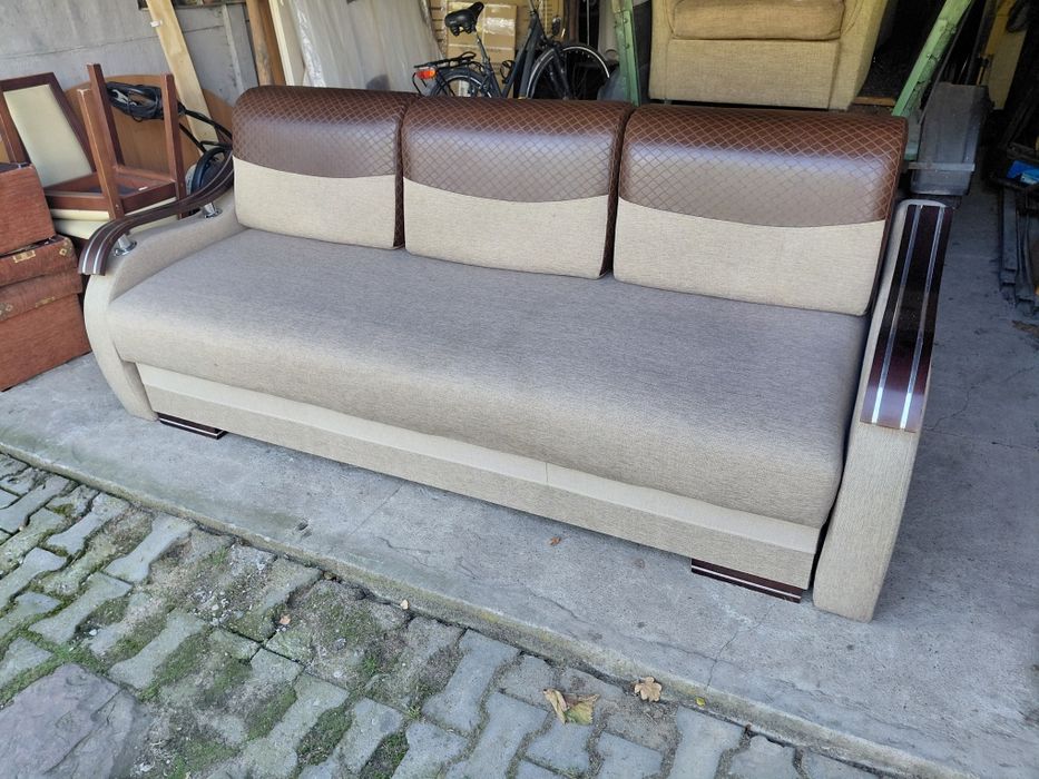 Kanapa brązowa z poduszkami, łóżko, sofa, transport.