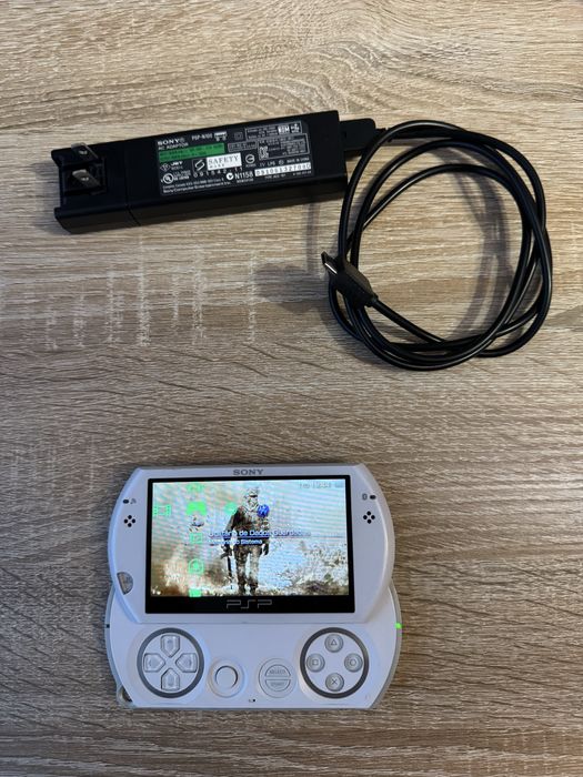 PSP GO  desbloqueada com +100 jogos
