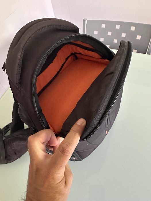 Mala fotografia Vanguard com divisórias para arrumação.