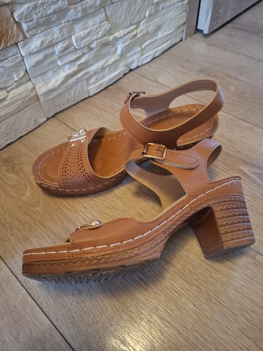 Lekkie karmelowe sandałki 38