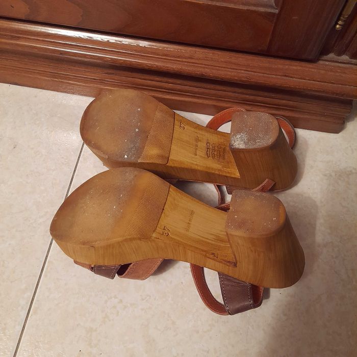 Sandálias castanhas de pele