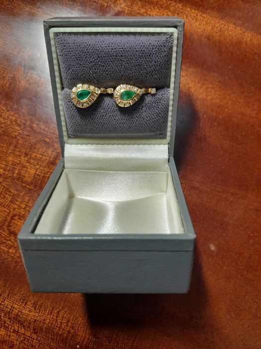 Brincos em Oura, Diamantes e Esmeralda 19.2k