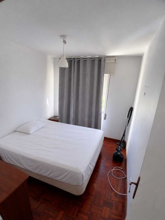 Arrenda - se quarto em Santo António dos Cavaleiros
