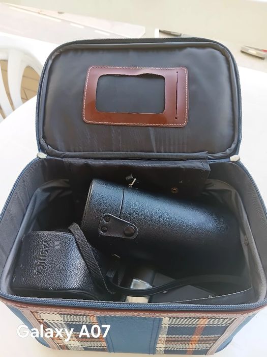 Maquina fotográfica profissional com acessórios ler texto.