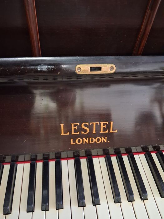 Piano vertical Lestel