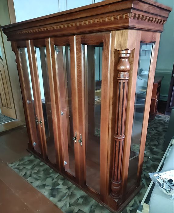 Дубова вітрина та тумба під телевізор в відмінному стані