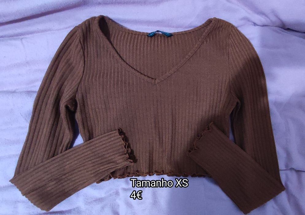 Várias peças de roupa