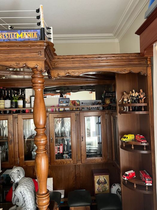 Móvel e bar em madeira