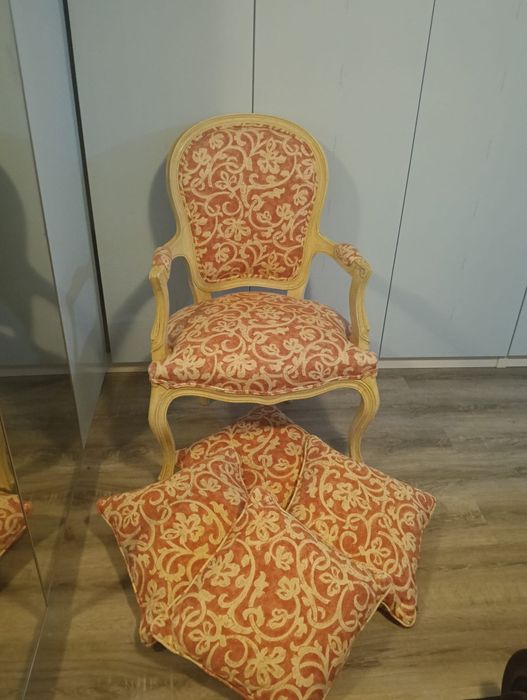 Cadeira estilo Luís XV + 4 almofadas  90€