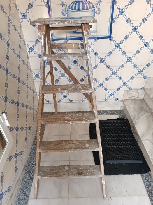 Escadote em madeira em bom estado