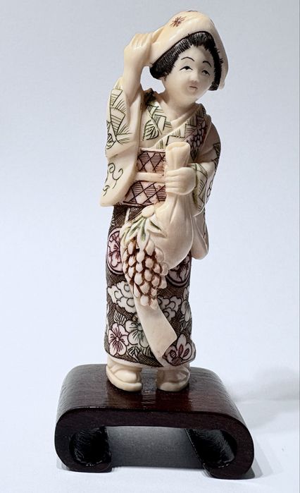 Lindas pequenas preciosas figuras asiáticas esculpidas e assinadas