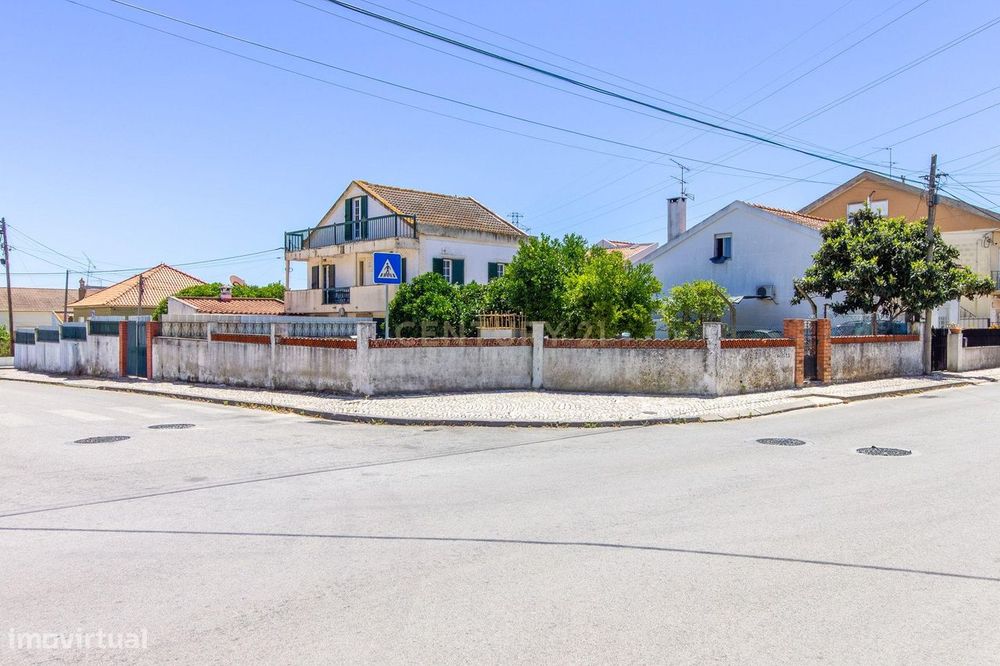 Quinta do Conde - Moradia isolada inserida em terreno de 646m²