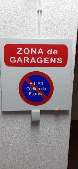 Placa indicativa de estacionamento proíbido / zona garagens