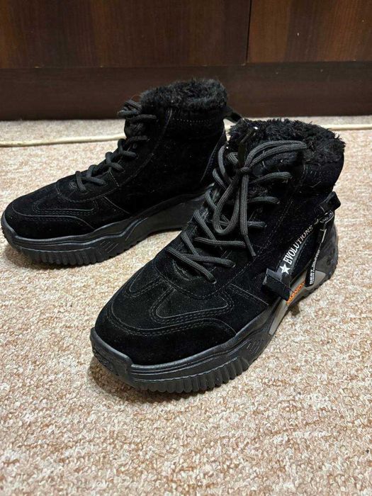 Продам зимние ботинки унисекс