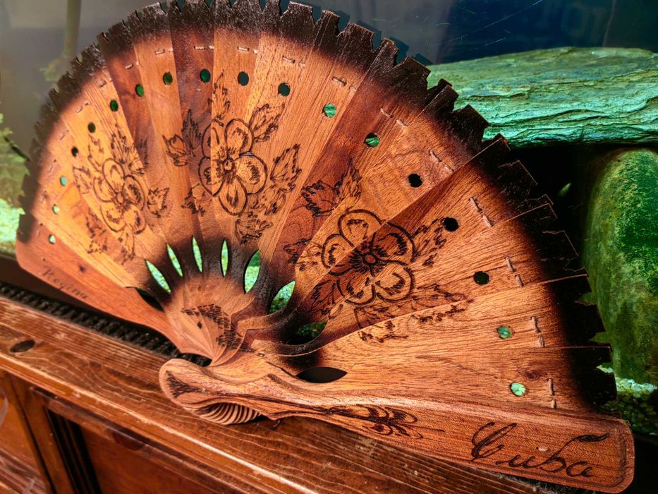 Leque Decorativo em Madeira Regina de Cuba