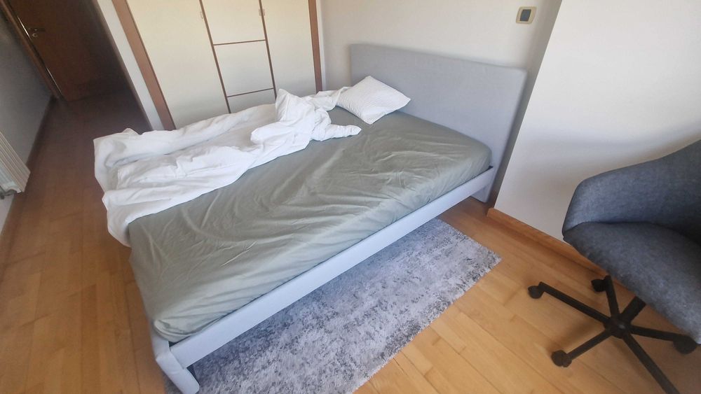 Conjunto de cama praticamente novo, incluindo estrutura da cama, colchão, protetor impermeável para colchão e 4 prateleiras de cama