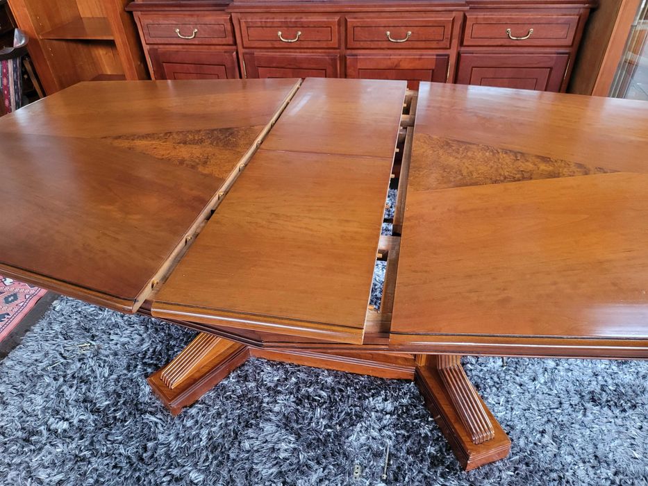 Wooden table – excellent condition – extendable – table only, chairs sold separately64584264358273124