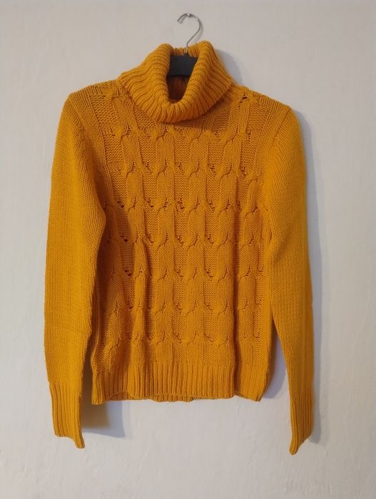 Żółty sweter typu golf