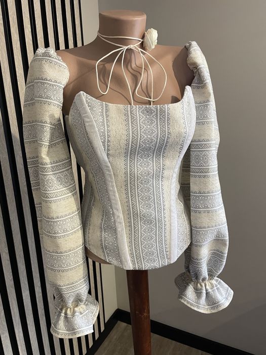 Корсет з вишивкою і рукавами