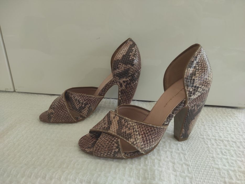 Skórzne eleganckie czółenka z odkrytym palcem Kurt Geiger 39