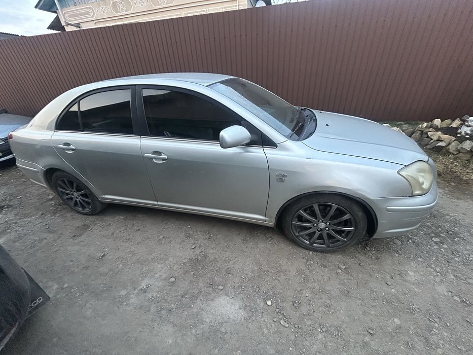 Тойота авенсіс в гарному стані нуанси лиш по бамперах