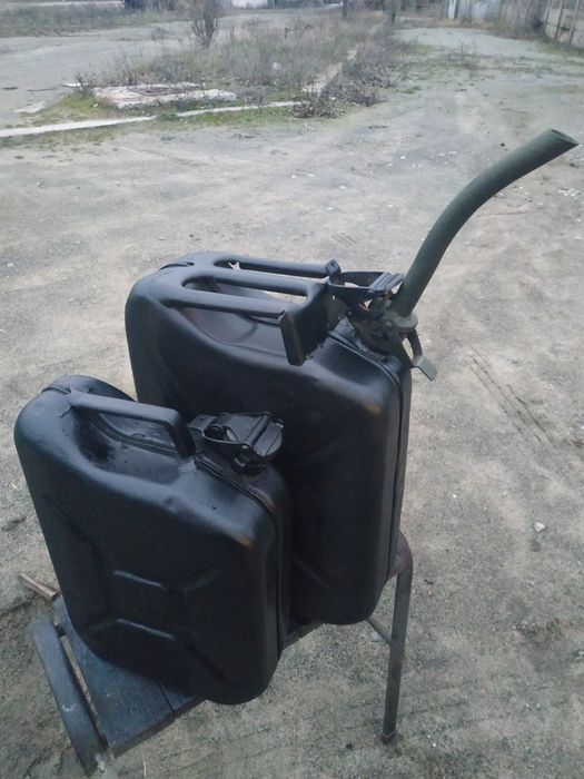 Продам канистры металлические 20л,10л