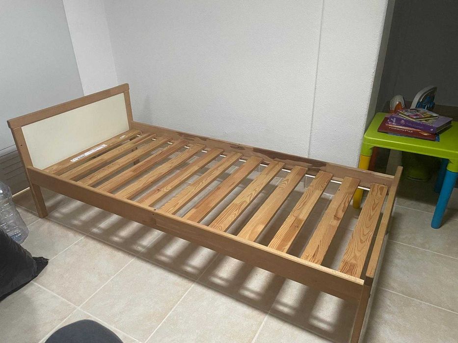 Cama de criança gama Sniglar do Ikea.