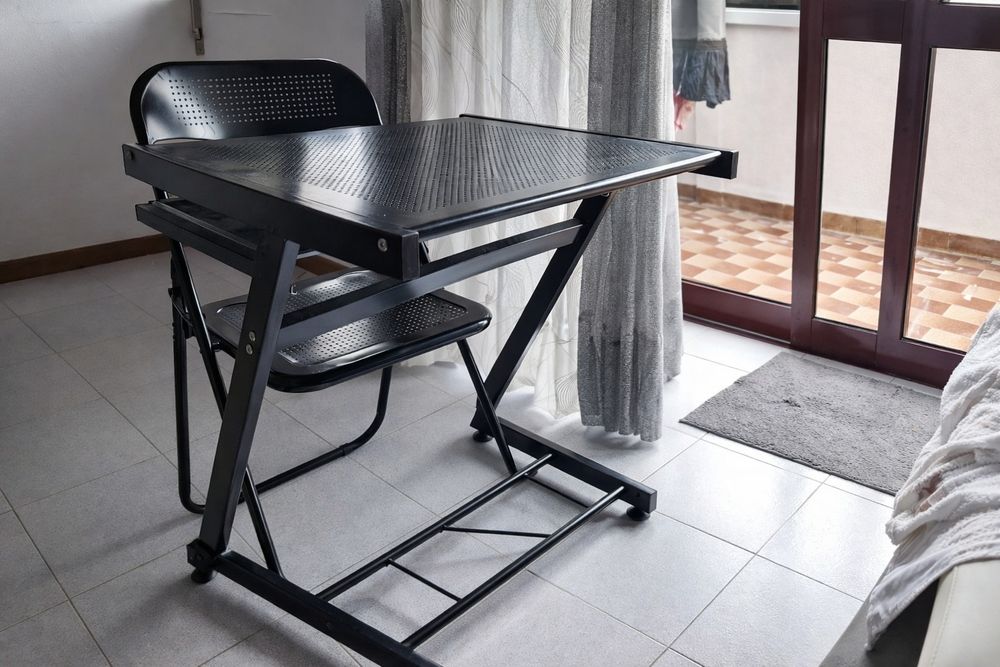 Secretaria em Metal com cadeira, poupa espaço , como nova.