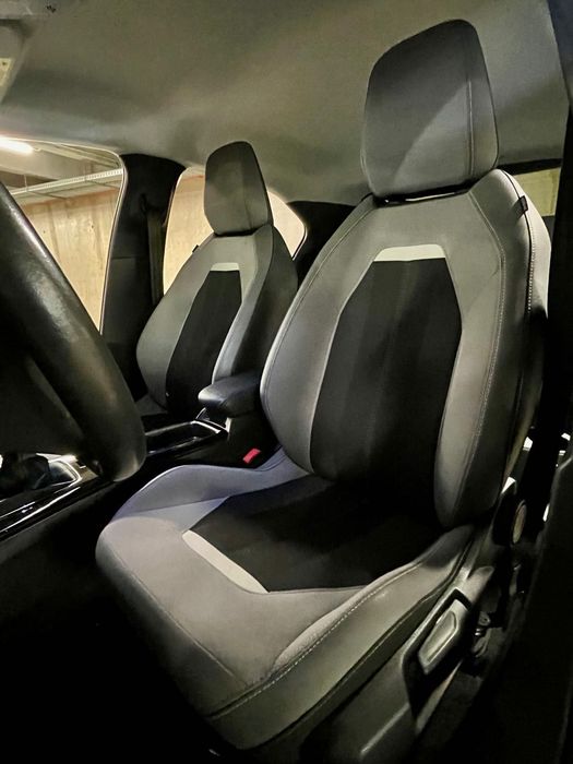 Opel Mokka Turbo Elegance, a gasolina, caixa manual, 100 cv, matrícula de julho de 2023.  Viatura nacional, com 49.000 km, segundo proprietário,