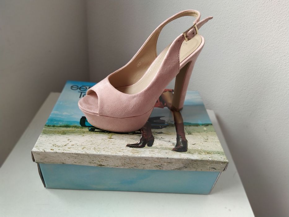 Sapatos cerimônia novos na caixa