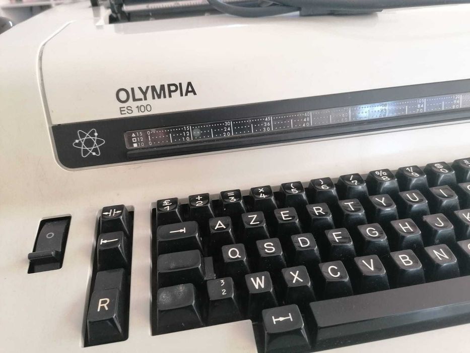 Máquina de escrever elétrica antiga Olympia ES100 a funcionar