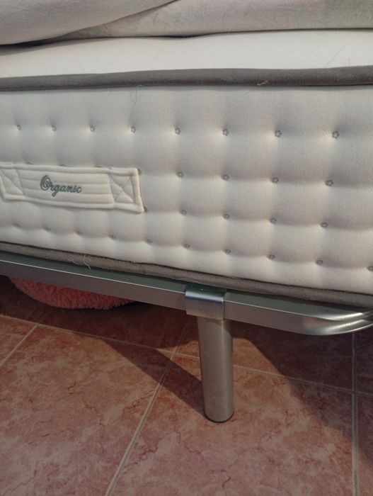 Vende-se cama solteiro, composta por estrado com pés metálicos e colchão.